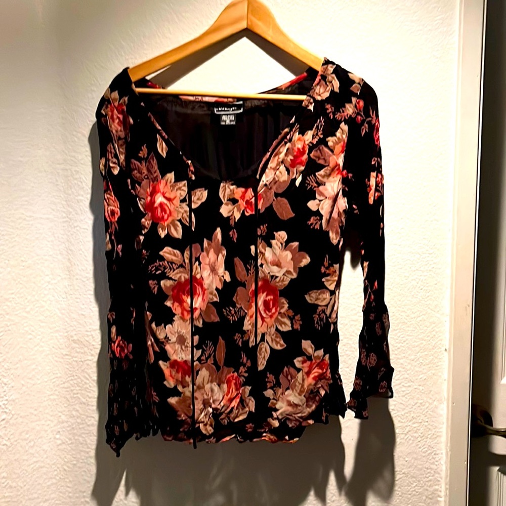 Nice floral long sleeved blue use. Size medium. Bell sleeve at wrist.